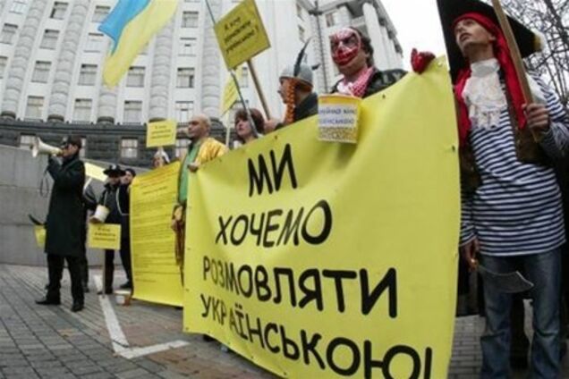 Возле ВР собралось уже 2 тысячи митингующих