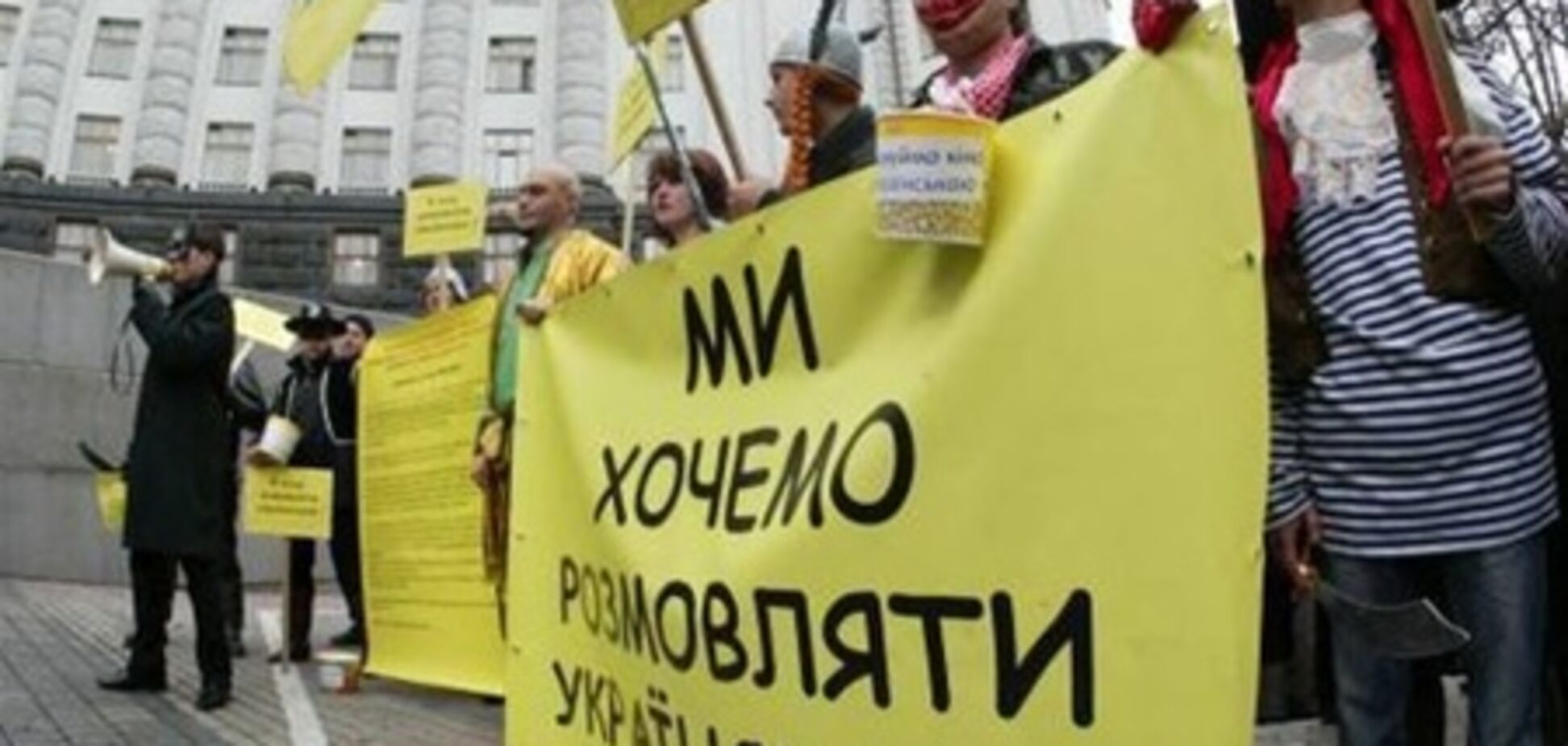 Возле ВР собралось уже 2 тысячи митингующих