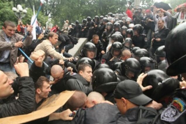'Беркут' пытался силой оттеснить протестующих у Рады