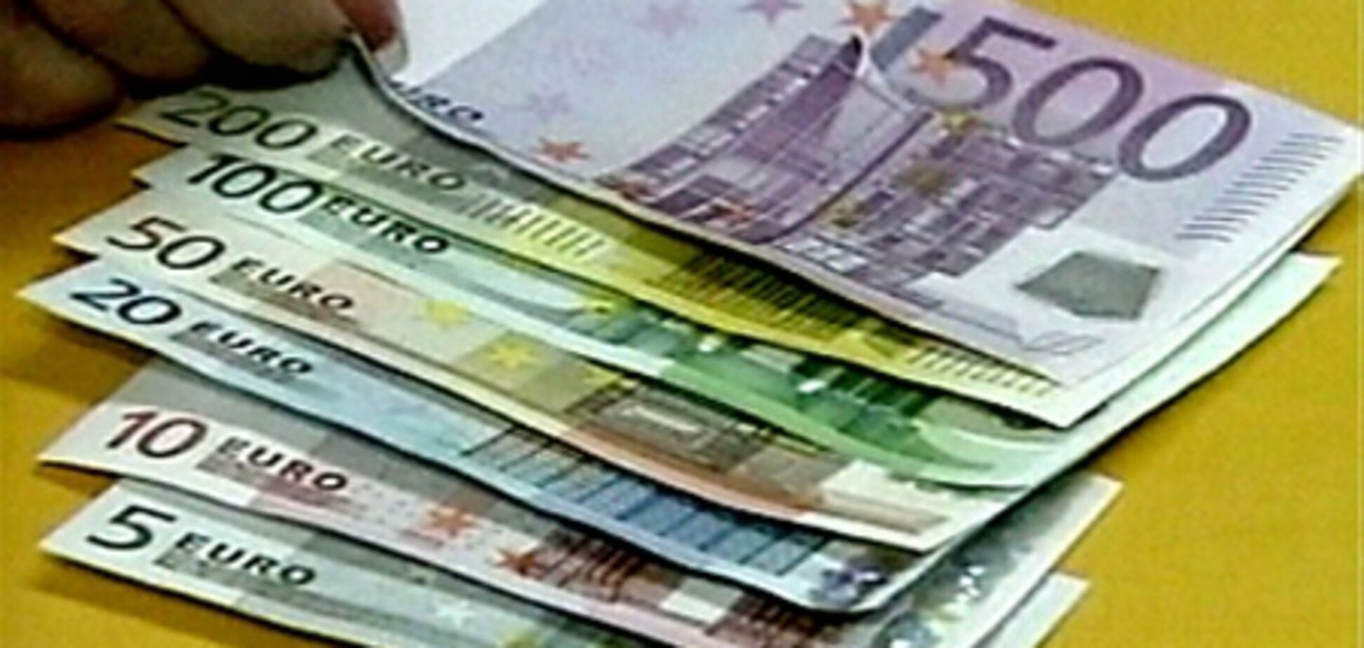 Евро необходимо девальвировать - эксперты