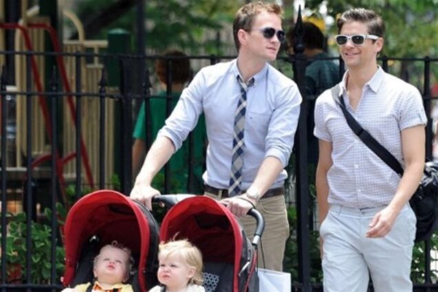 Нил Патрик Харрис вышел на семейную прогулку. Фото