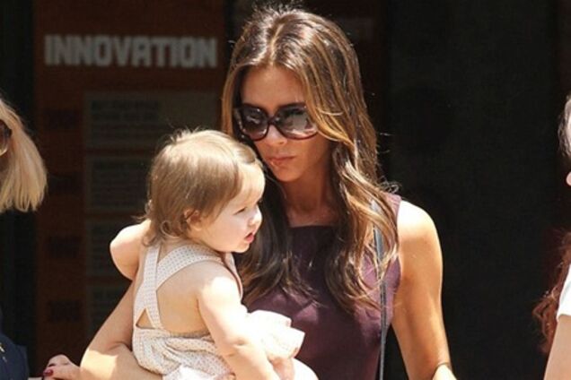 Виктория Бекхэм взяла детишек на шоппинг. Фото