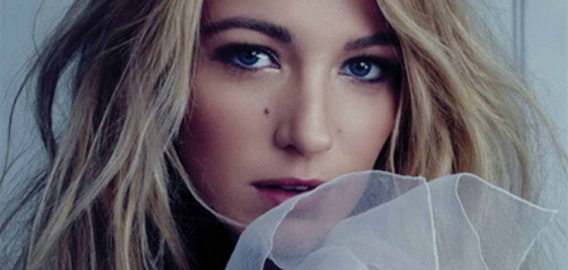 Блейк Лайвли соблазняет статую