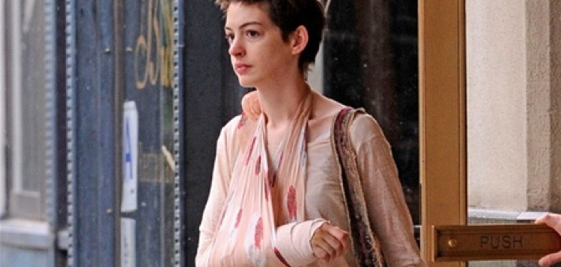 Энн Хэтэуэй все еще ходит в гипсе. Фото