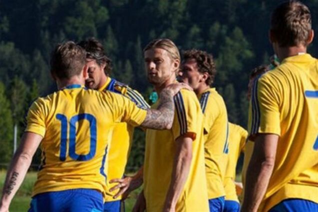 Десять футболистов сборной Украины отравились