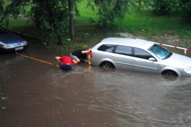 Ураган и ливень парализовали Киев. Фото. Видео