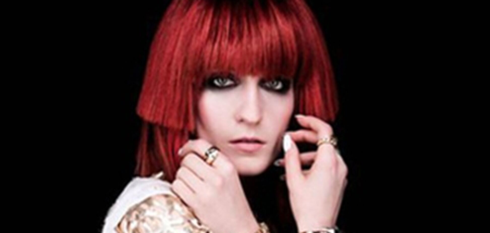 Флоренс Уелч украсила себя змеями. Фото