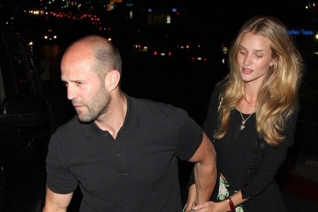 Стэтхэм и Хантингтон-Уайтли спешат на концерт. Фото