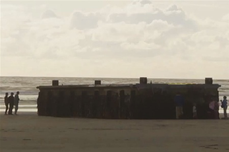 На американский берег выбросило 165-тонный пирс с Японии