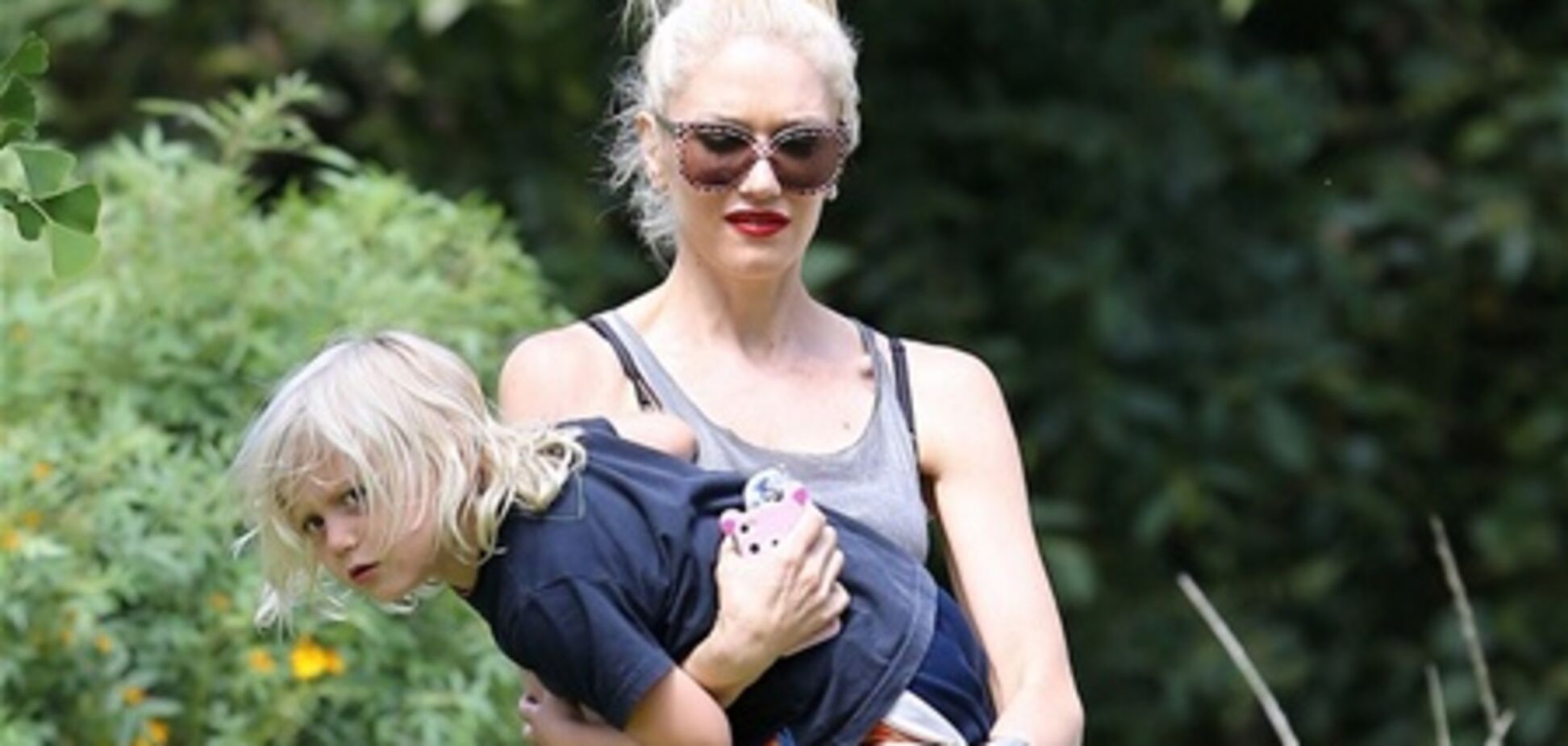 Гвен Стефани тащит Зуму домой. Фото