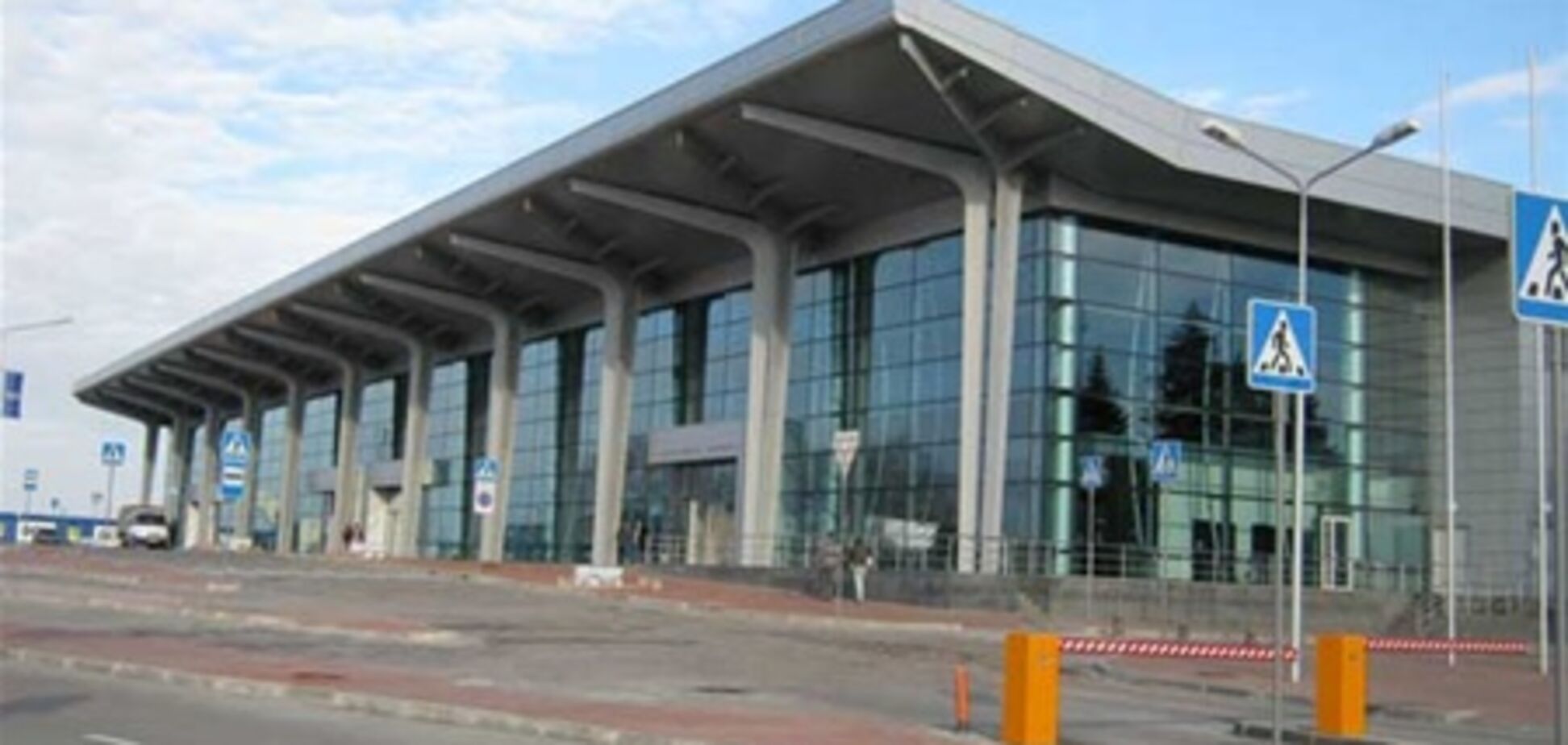 В аэропорту Харькова ищут бомбу