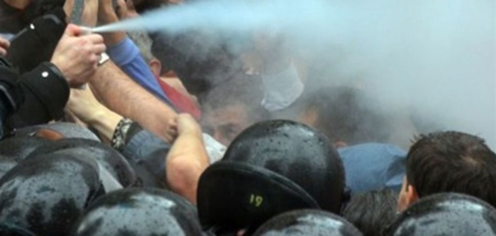 Нардеп во время 'языкового' митинга получил химические ожоги