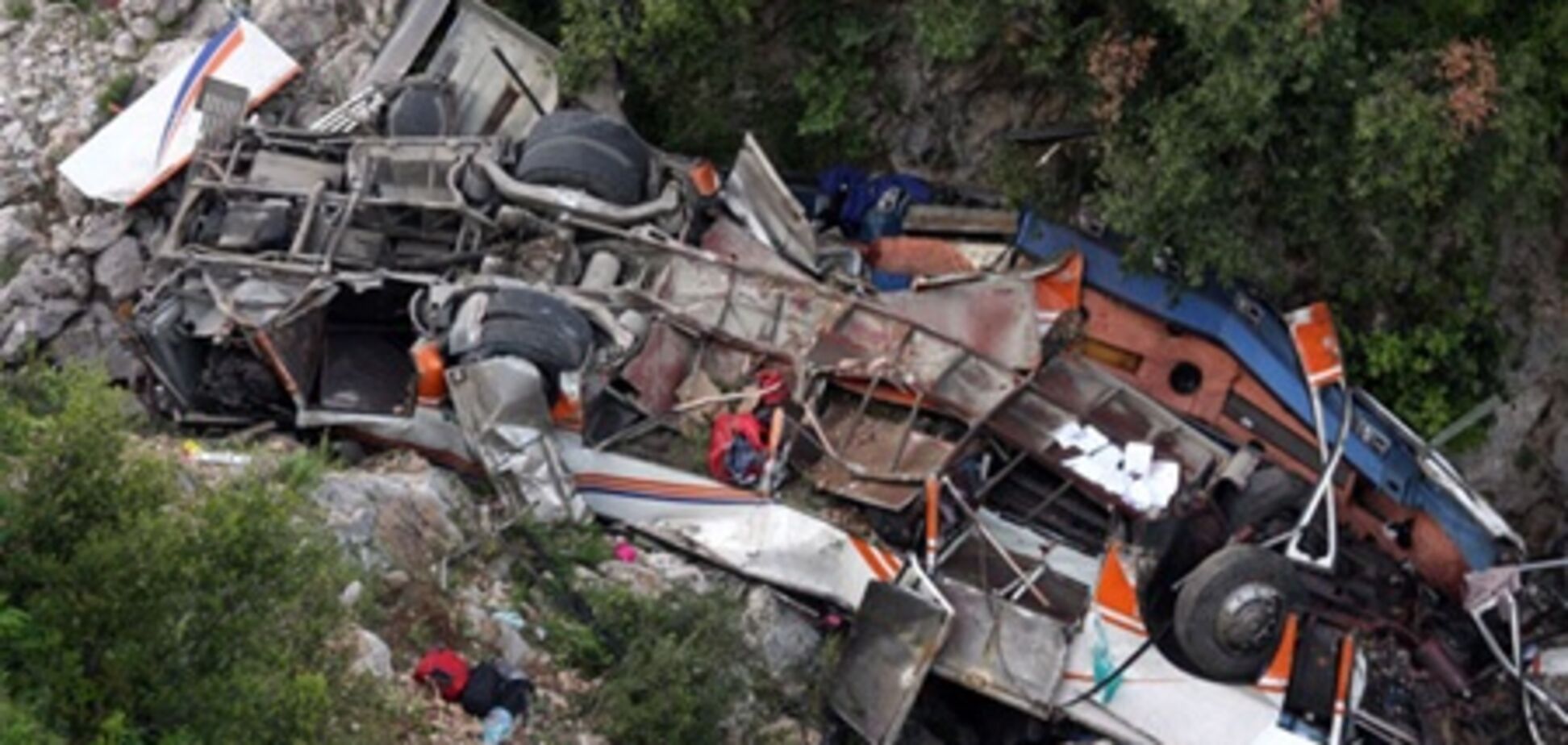 У Болівії автобус впав у прірву: 16 загиблих