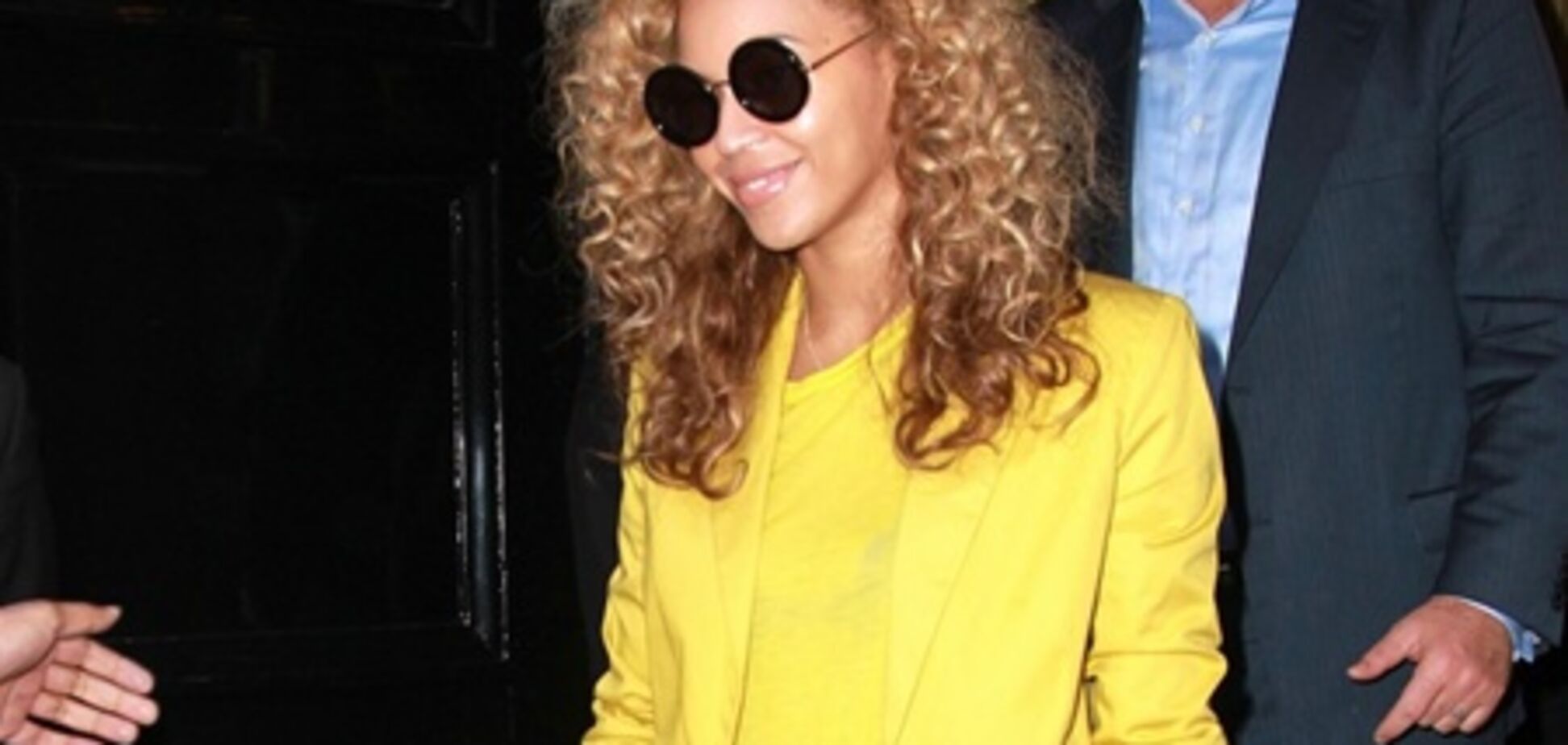 Бейонсе выбрала желтый костюмчик. Фото