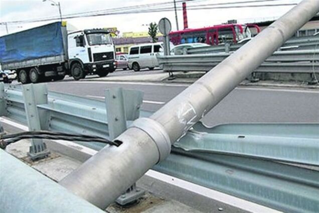 На Московской площади в Киеве рухнули две опоры