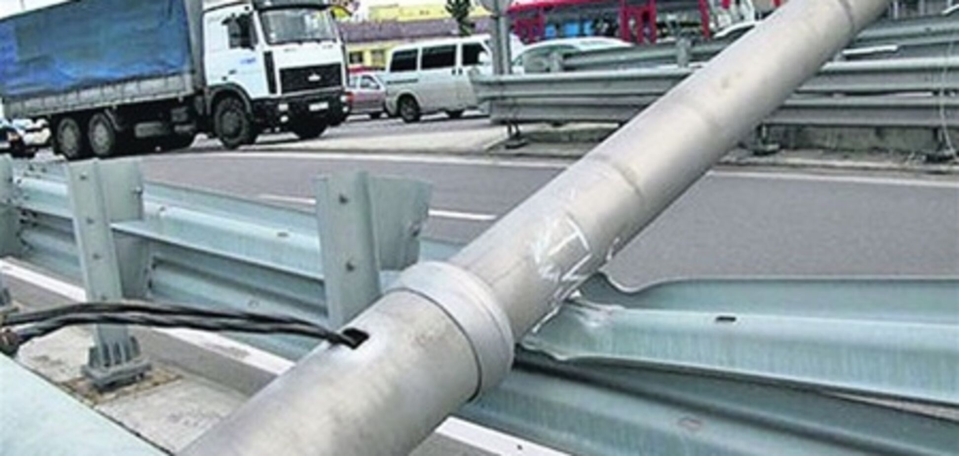 На Московской площади в Киеве рухнули две опоры