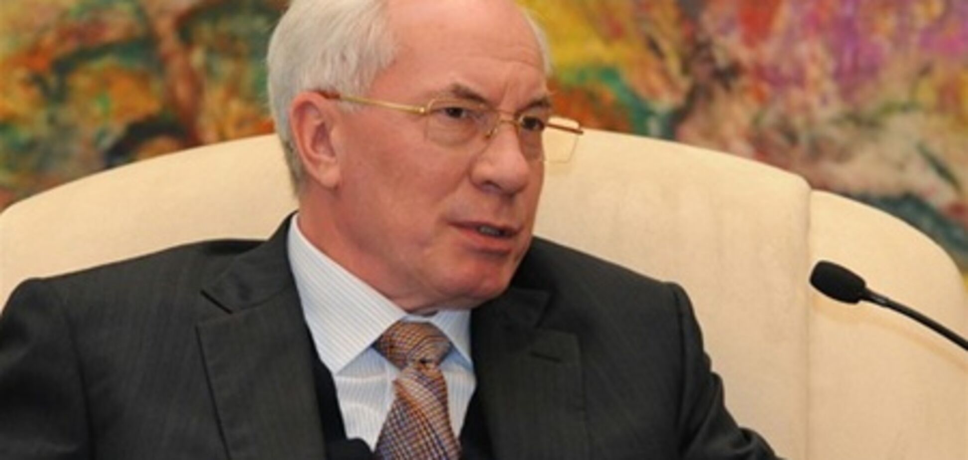 Азаров советует украинцам не смотреть 'похоронные' новости