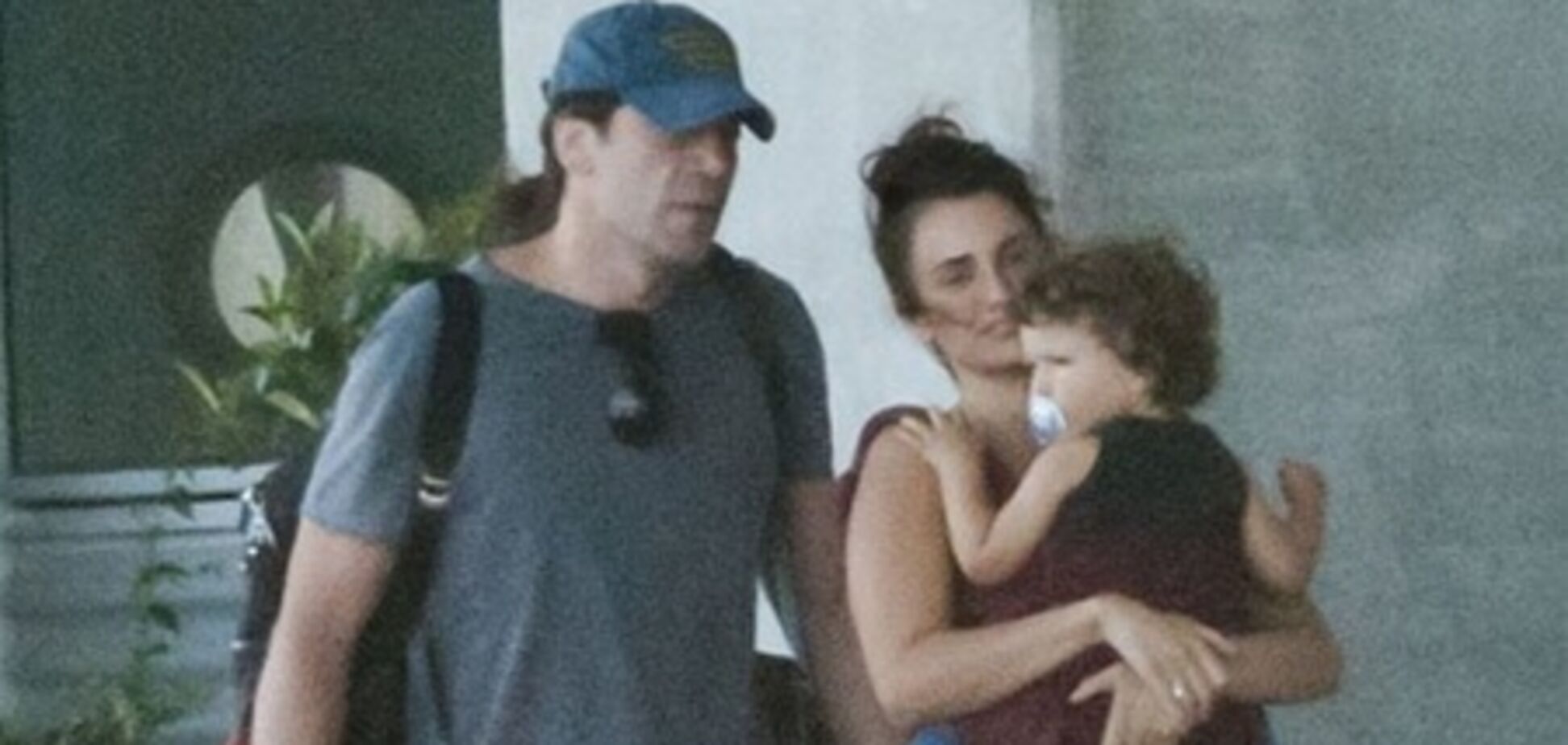 Пенелопа Круз с сыном и мужем готова к перелету. Фото