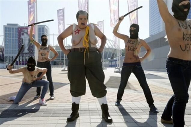 Возле НСК 'Олимпийский' арестовали обидчиц Лукашенко из Femen