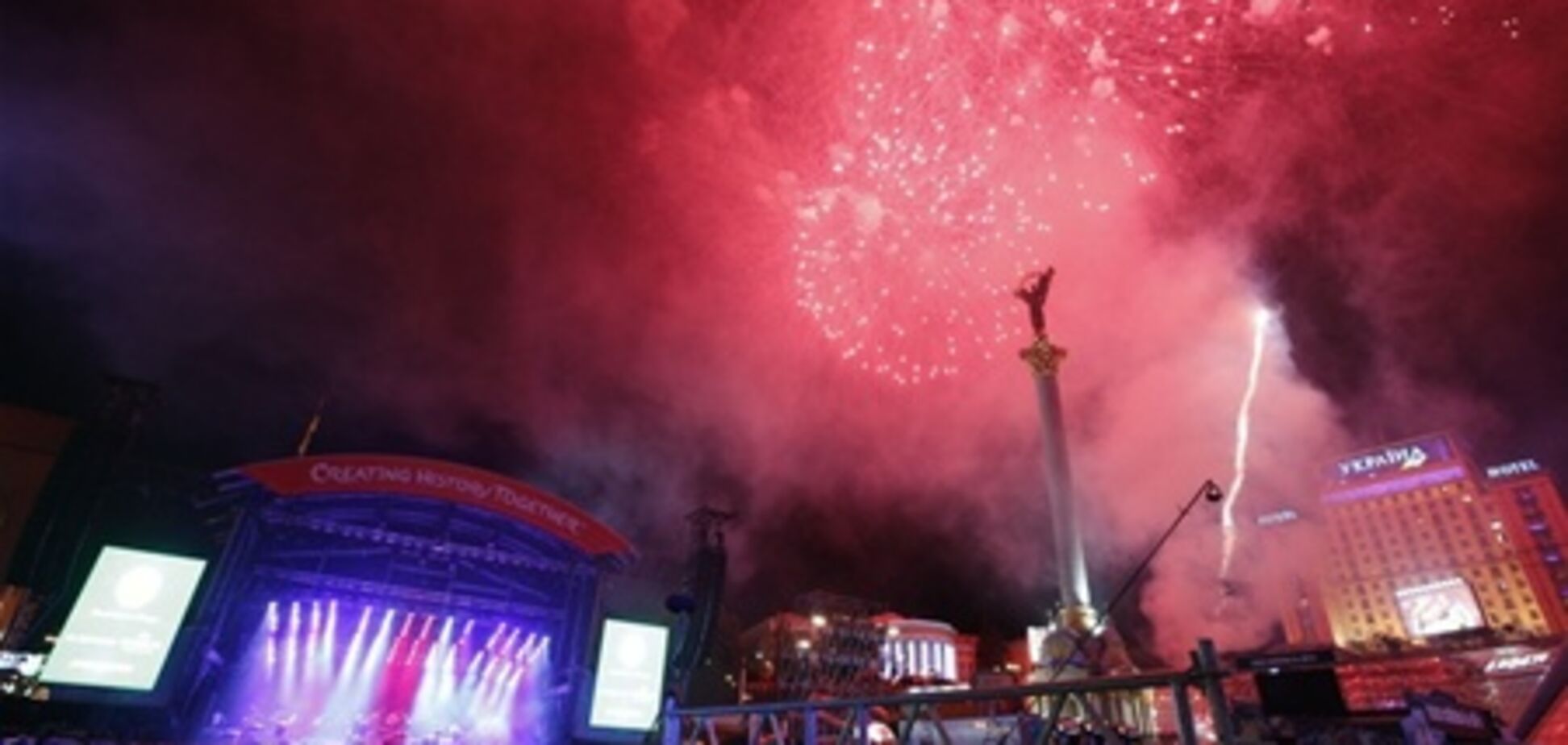 Элтон Джон и Queen 'взорвали' Майдан. Фото. Видео