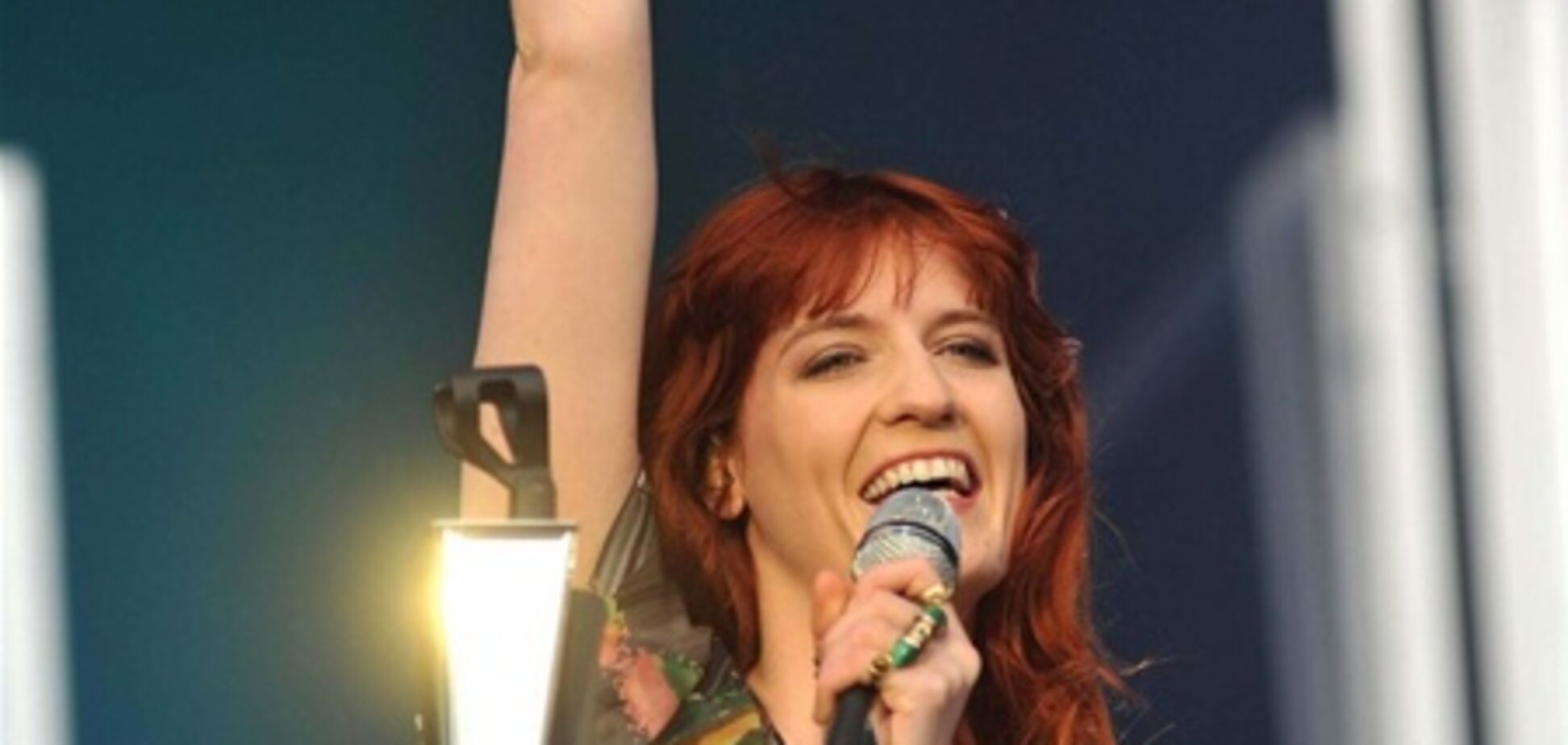 Флоренс Уэлч поет под небом Ирландии.Фото