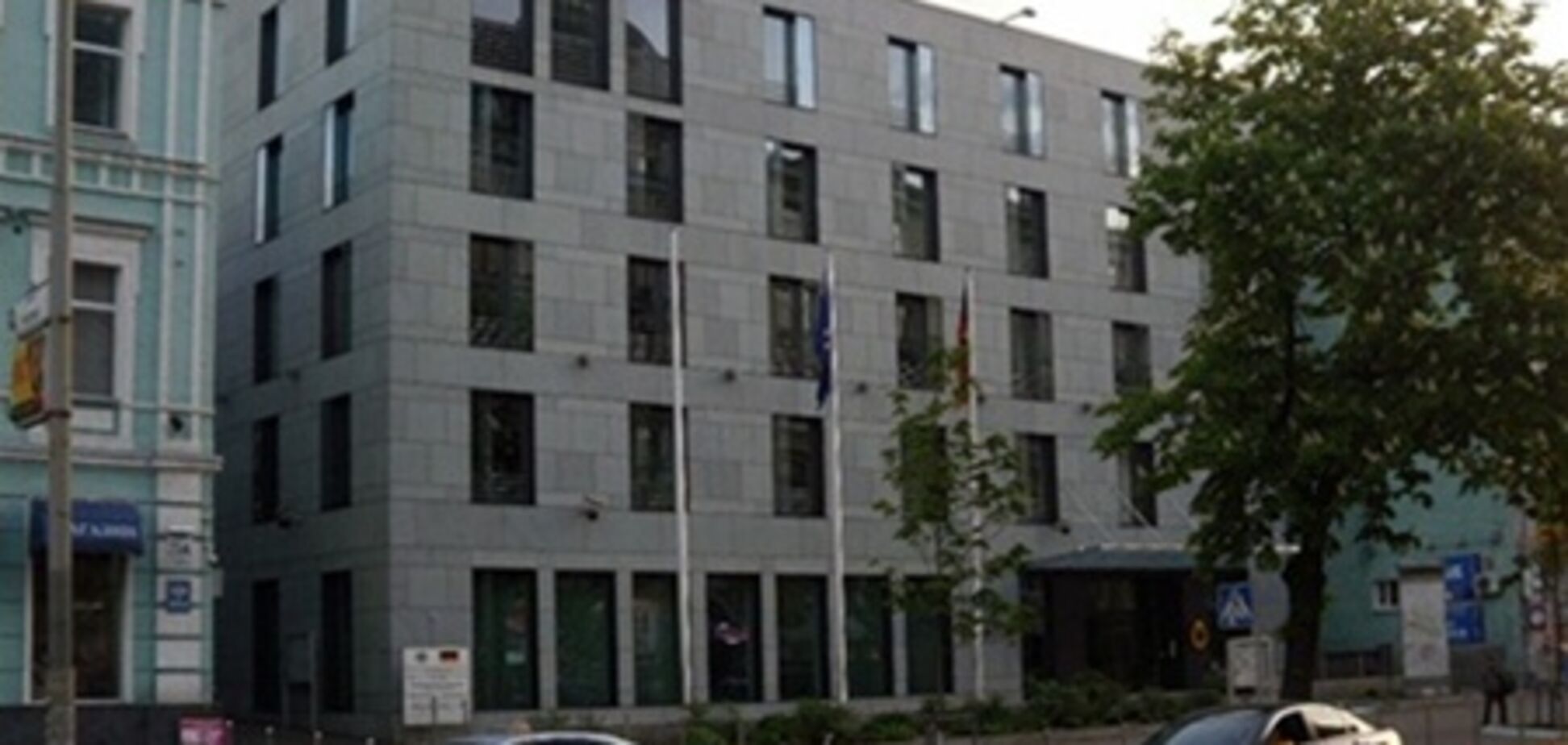 Харьковские врачи приехали в Киев пикетировать Посольство ФРГ