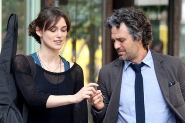 Кира Найтли и Марк Руффало курят и таскают виолончель