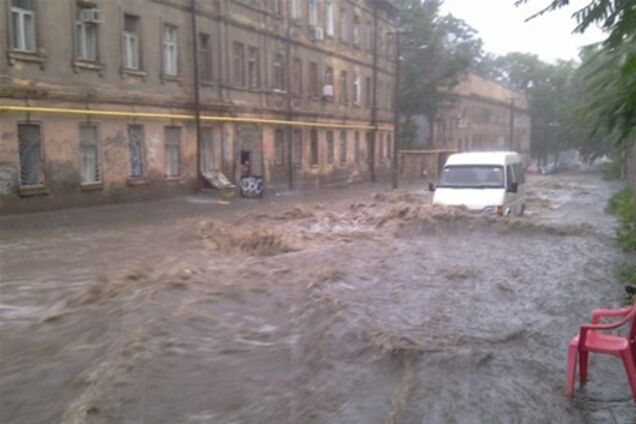 Ливень в Одессе: упавшие деревья и затопленные подвалы