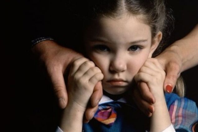 У Криму жінка побила 8-річну дочку ременем по обличчю