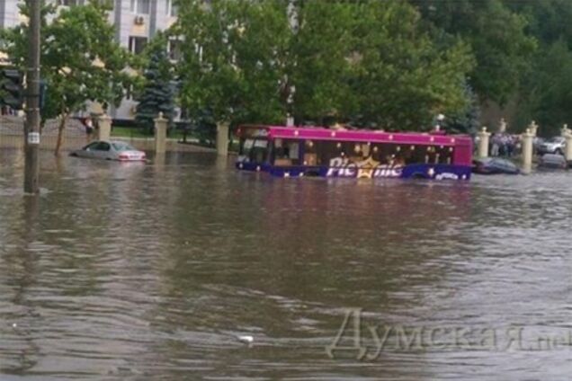 Одессу снова затопило: по городу плавают автомобили