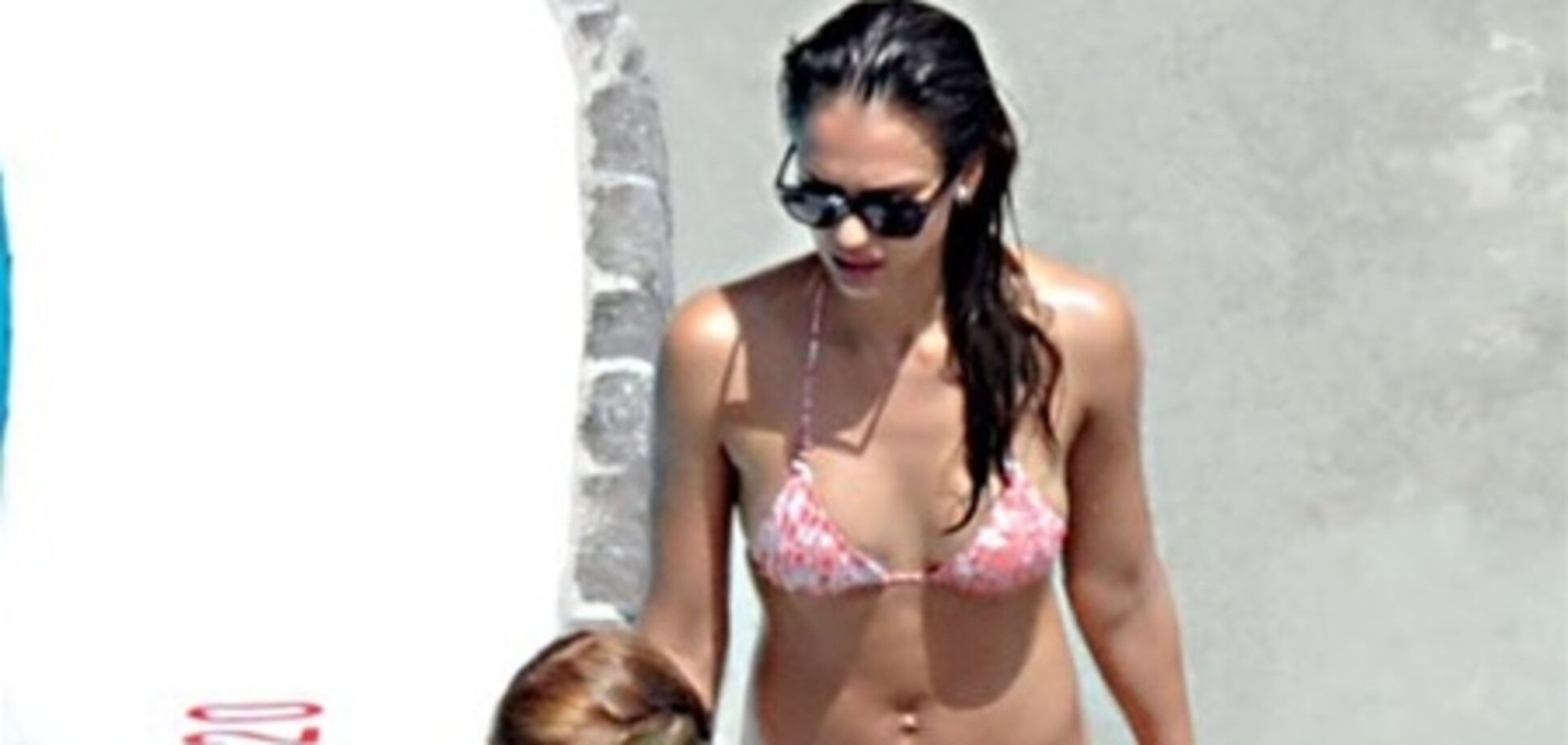 Джессика Альба показала плоский животик. Фото