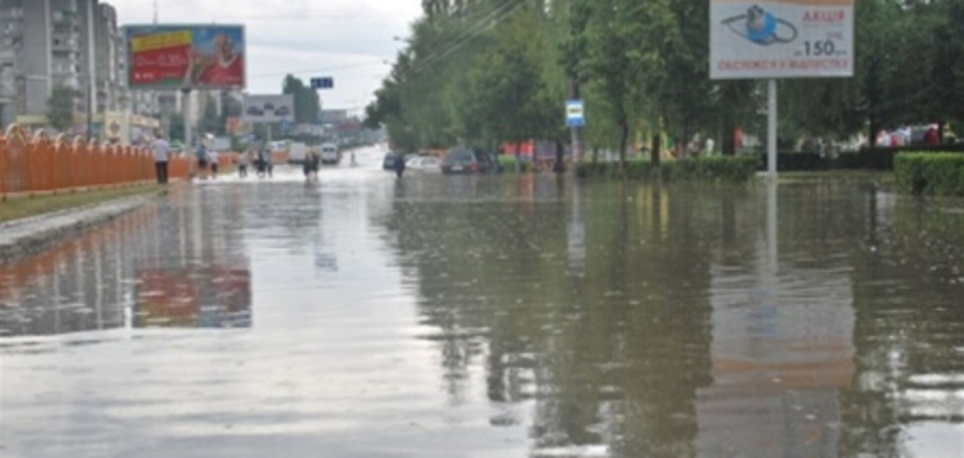 Луцк затопило: на улицах по метру воды