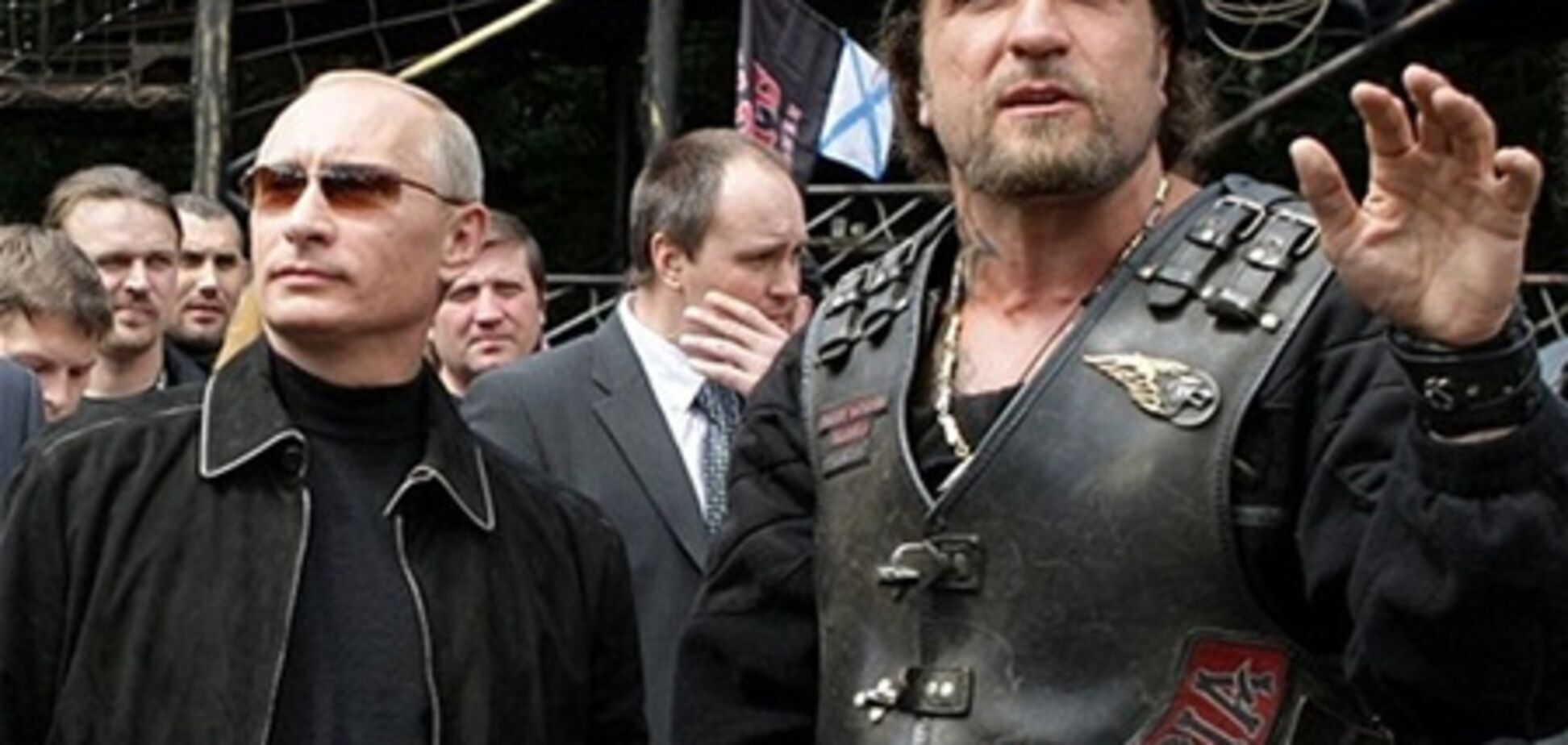 Приехав в Крым, Путин посетил лагерь байк-клуба