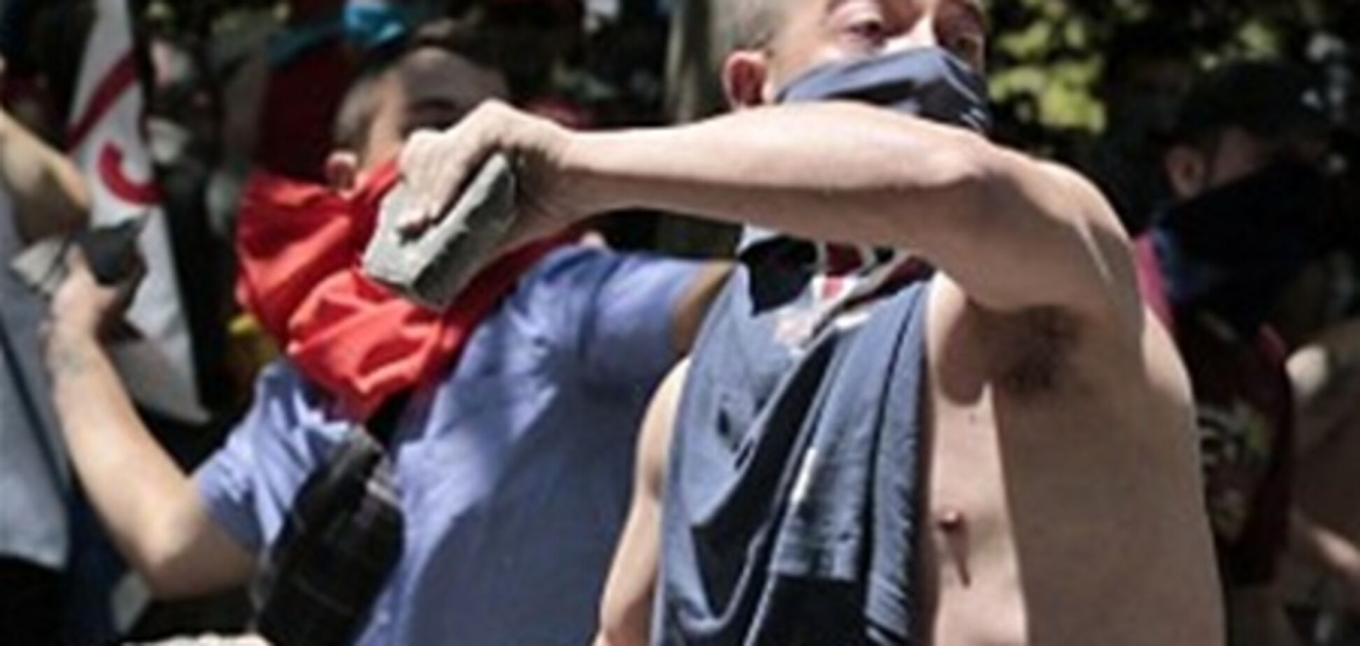 Митингующие в Испании закидали полицейских камнями