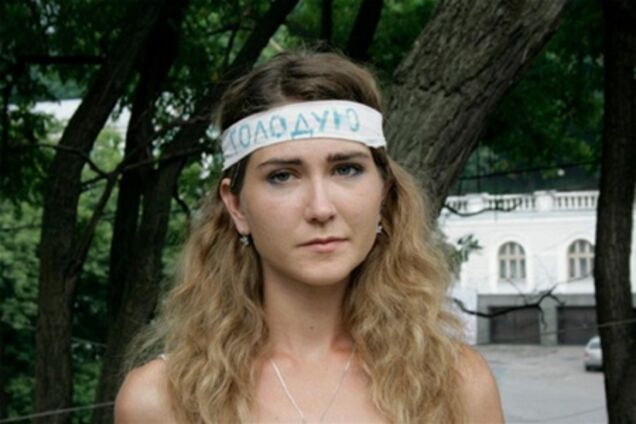 Дівчину, голодуючу за українську мову, відвезла 'швидка'