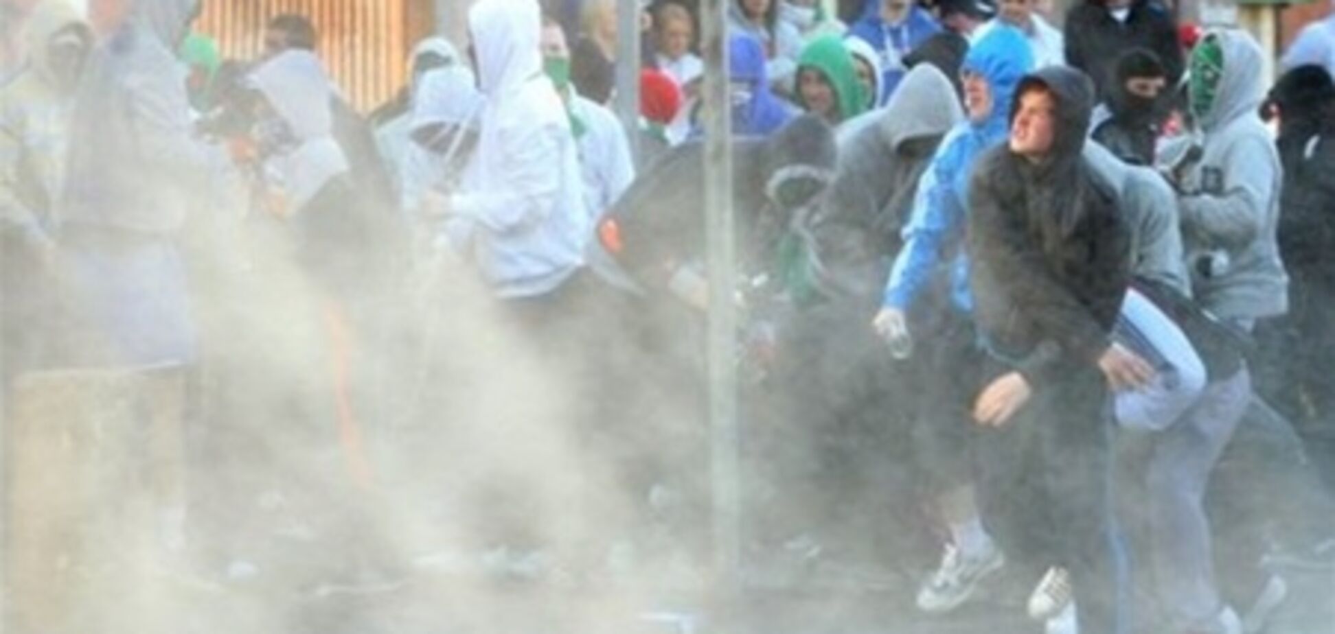 В Белфасте полиция применила водомет для разгона молодежи