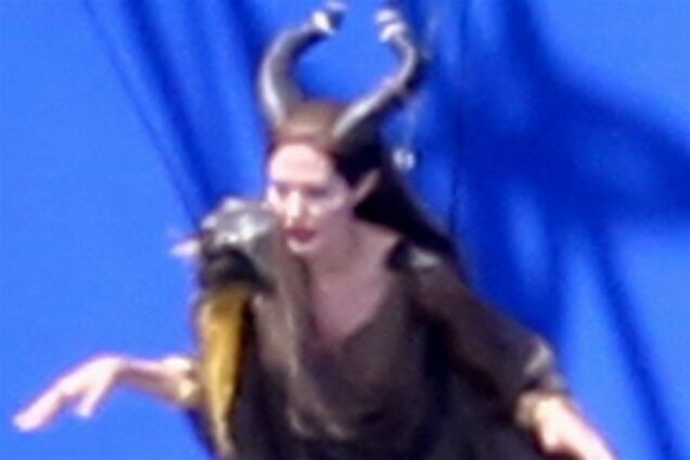 Анджелина Джоли снова летает