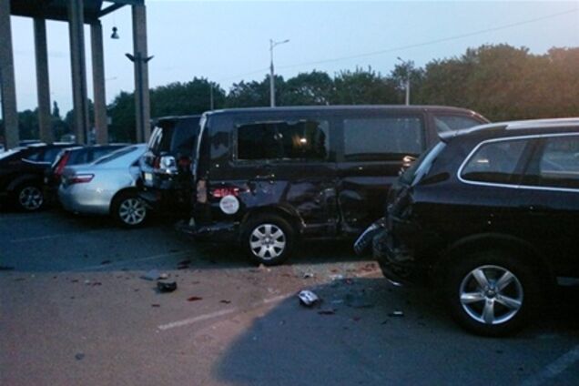 В Днепропетровске пьяный водитель протаранил 15 дорогих авто. Фото