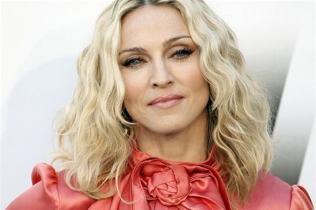 Мадонне подарят черно-белую вышиванку