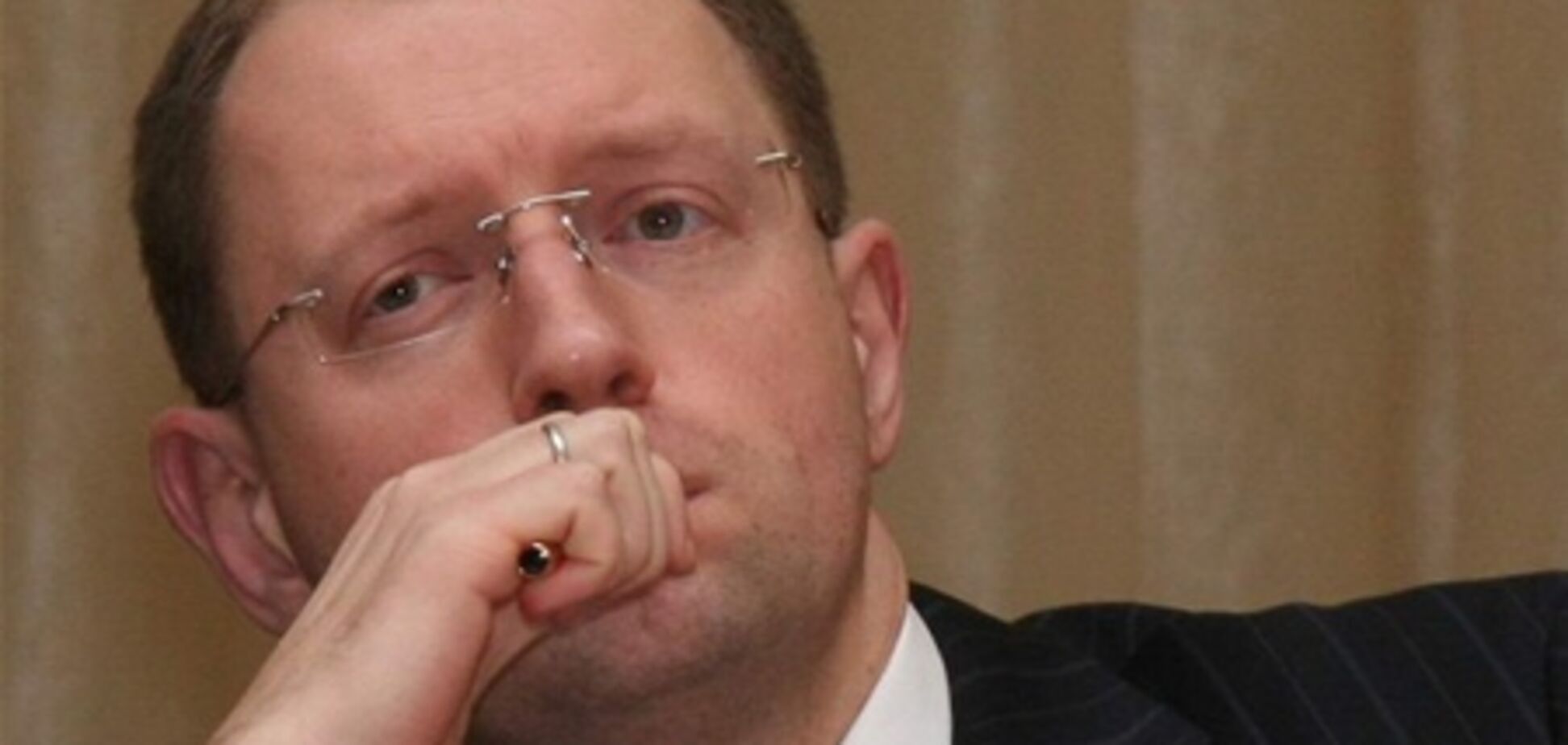 Яценюк офіційно вирішив призупинити членство в партії