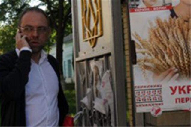 В машину Власенко бросили поллитровую бутылку зеленки