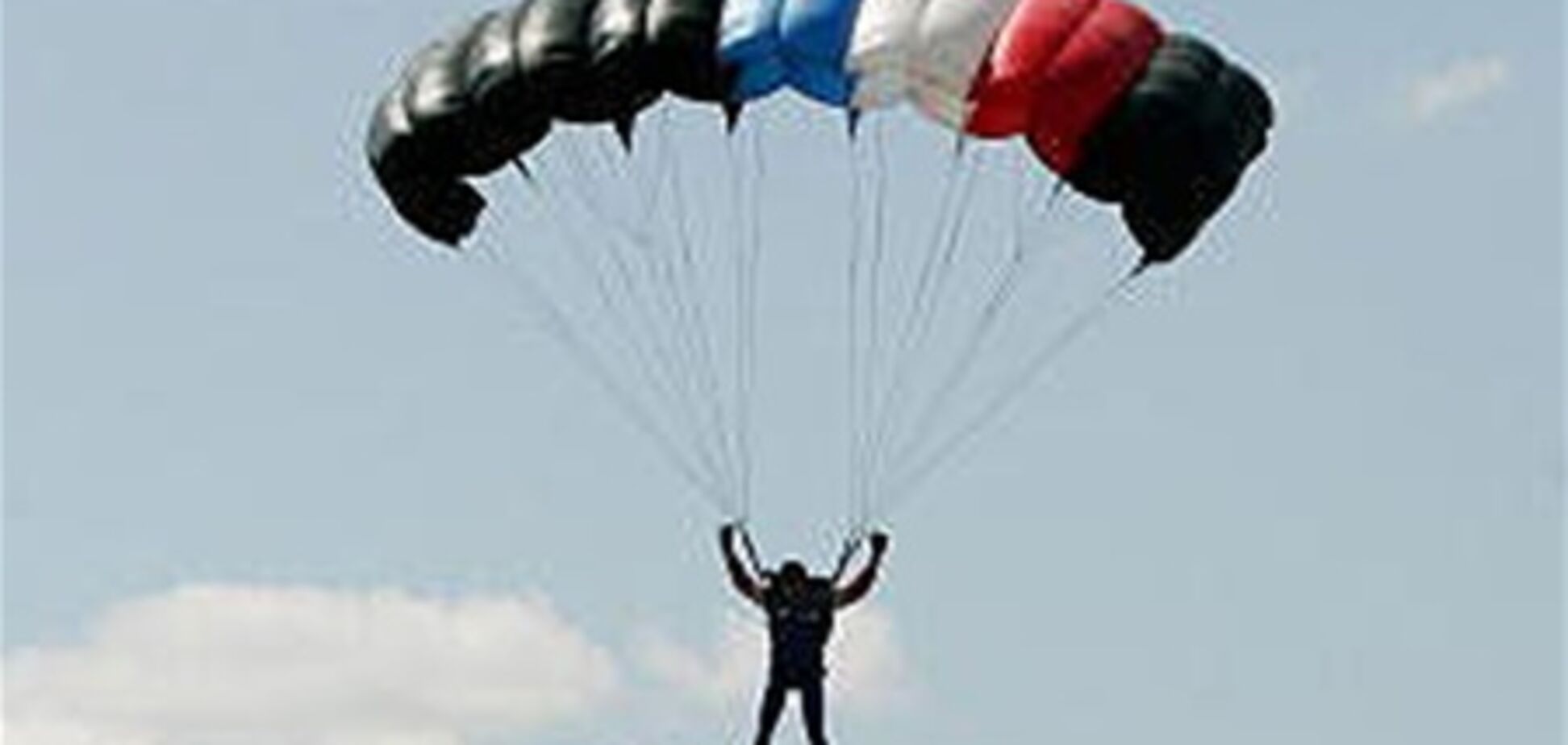 Десантника унесло ветром на параде