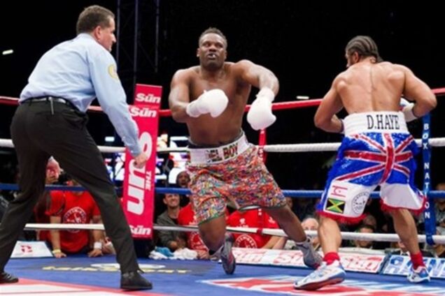 Бой самых скандальных боксеров современности завершился нокаутом. Видео 