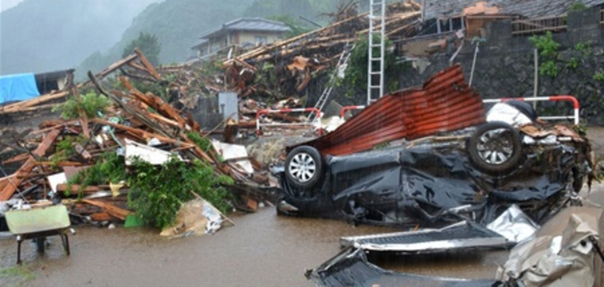 Постраждалим від повені в Японії допомагають з повітря