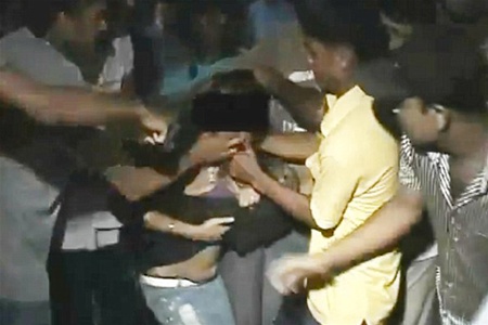 Видео о том, как 20 мужчин избивали женщину, потрясло Индию