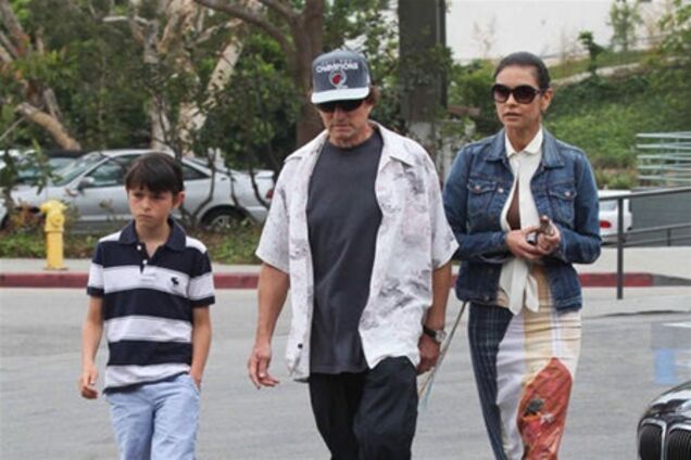 Зета-Джонс и Дуглас прогуливаются в Малибу. Фото