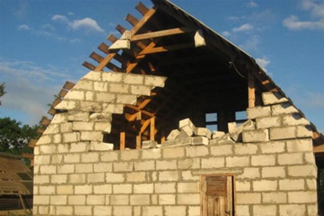 На Киевщине из-за непогоды снесло крыши домов 