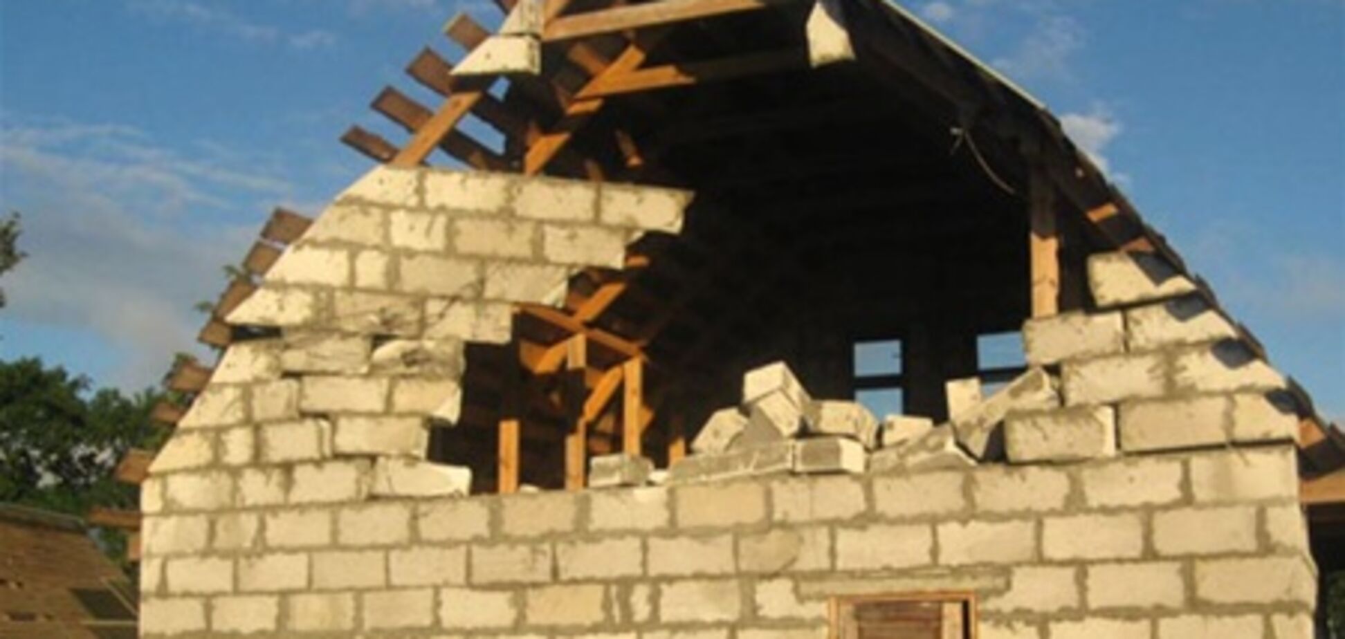 На Киевщине из-за непогоды снесло крыши домов