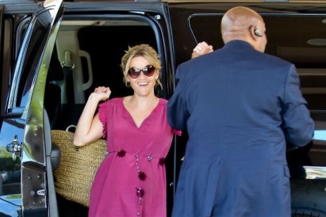 Риз Уизерспун с радостью покидает авто. Фото