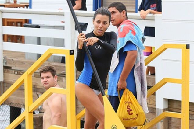 Логория научилась орудовать веслом в Малибу. Фото